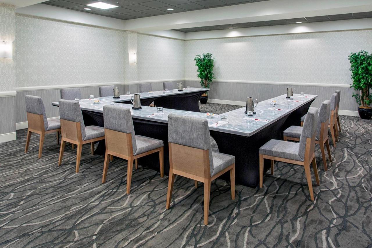 Rochester Airport Marriott Экстерьер фото